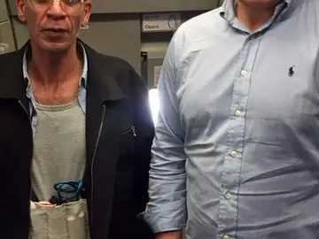Ben Innes junto al secuestrador del avión de EgyptAir Ben Innes junto al secuestrador del avión de EgyptAir