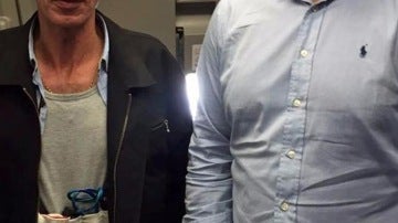 Ben Innes junto al secuestrador del avión de EgyptAir