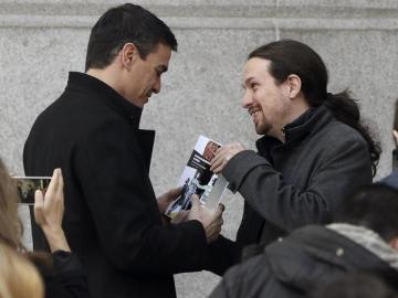 Pablo Iglesias regala un libro a Sánchez
