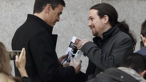 Pablo Iglesias regala un libro a S&aacute;nchez