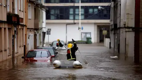 Dos bomberos atravesan una de las calles del concello de Sada Dos bomberos atravesan una de las calles del concello de Sada