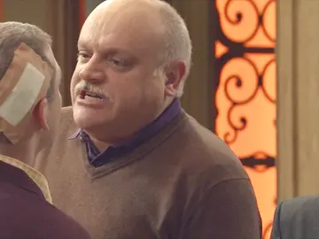 El sargento saca a la fuerza del bar de Víctor a Guillermo El sargento saca a la fuerza del bar de Víctor a Guillermo