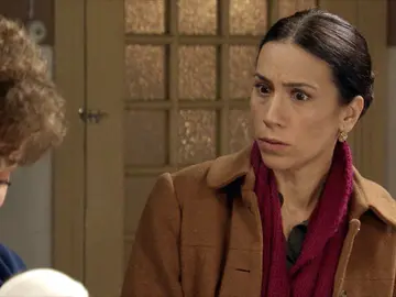 Benigna está muy emocionada con el bebé Benigna está muy emocionada con el bebé