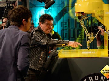Marron sorprende a Antonio Banderas con lo último en tecnología robótica