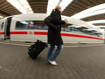 Pasajera en una estación de tren alemana