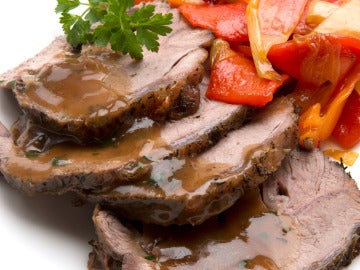 Espaldilla asada con pimientos y cebolletas Espaldilla asada con pimientos y cebolletas