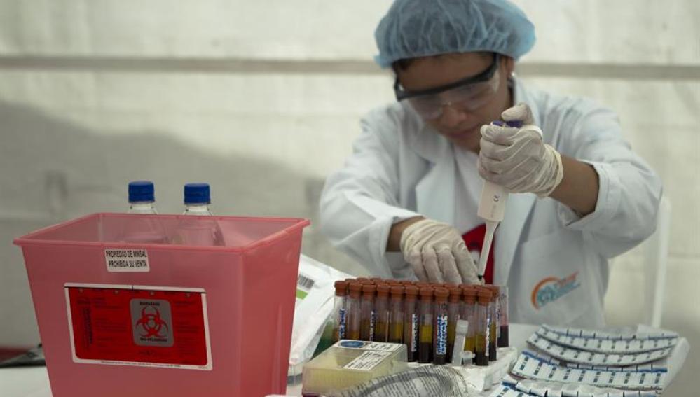 Una mujer realiza tests de prueba a unos análisis