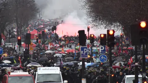Sindicatos y estudiantes ponen en jaque la reforma laboral de Hollande Sindicatos y estudiantes ponen en jaque la reforma laboral de Hollande