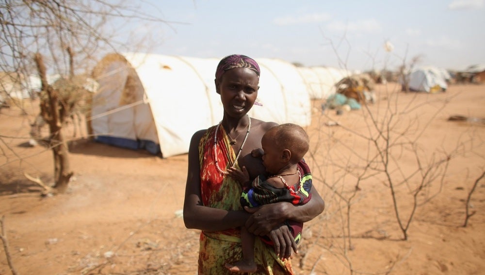 Una mujer da el pecho a su hijo en Somalia