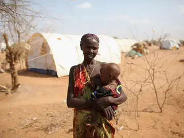 Una mujer da el pecho a su hijo en Somalia Una mujer da el pecho a su hijo en Somalia