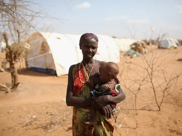 Una mujer da el pecho a su hijo en Somalia Una mujer da el pecho a su hijo en Somalia