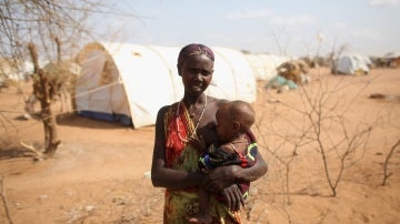 Una mujer da el pecho a su hijo en Somalia