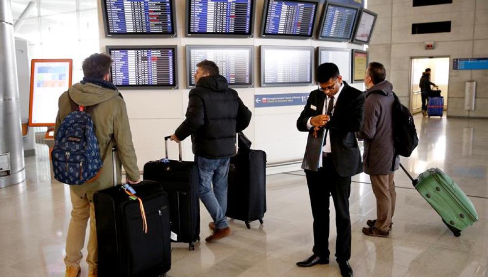 Los aeropuertos franceses presentan grandes retrasos y cancelaciones