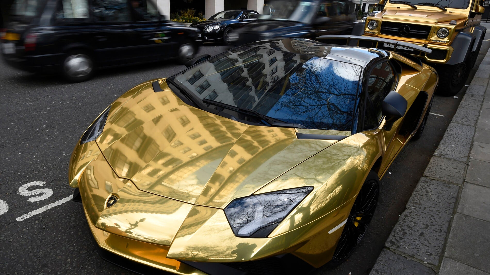 Coches ba&ntilde;ados de oro pertenecientes a un magnate saud&iacute;
