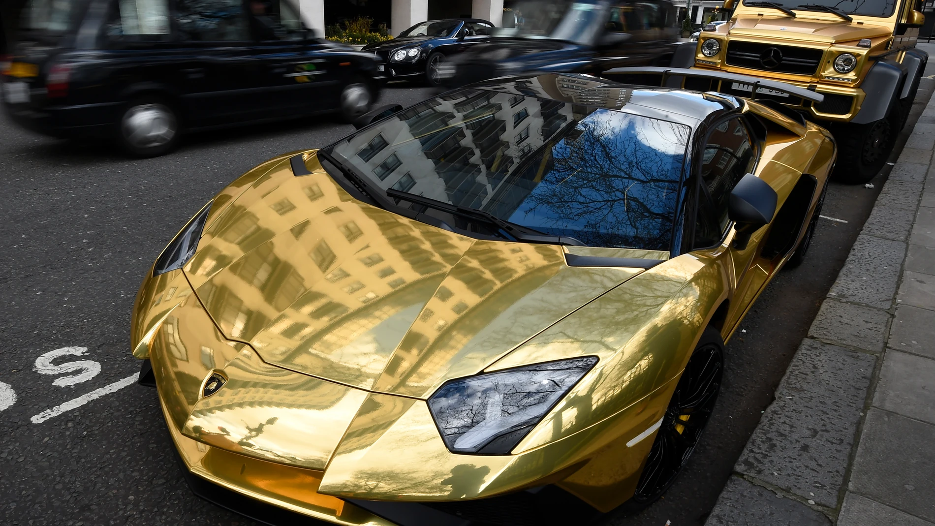 Coches bañados de oro pertenecientes a un magnate saudí Coches bañados de oro pertenecientes a un magnate saudí