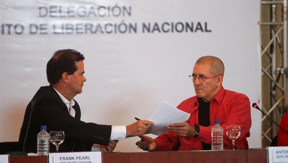 El negociador colombiano Frank Pearl y el jefe de la delegación del ELN, Antonio García