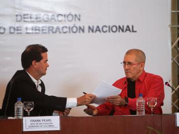 El negociador colombiano Frank Pearl y el jefe de la delegación del ELN, Antonio García