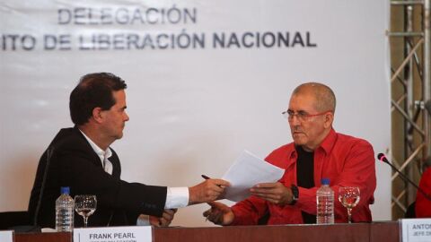El negociador colombiano Frank Pearl y el jefe de la delegaci&oacute;n del ELN, Antonio Garc&iacute;a