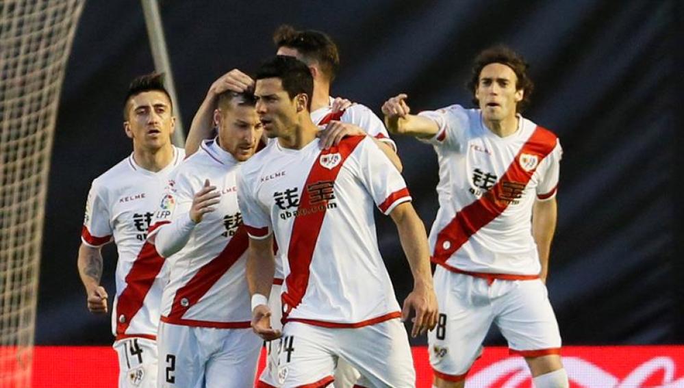 Los jugadores del Rayo celebran el gol de Javi Guerra