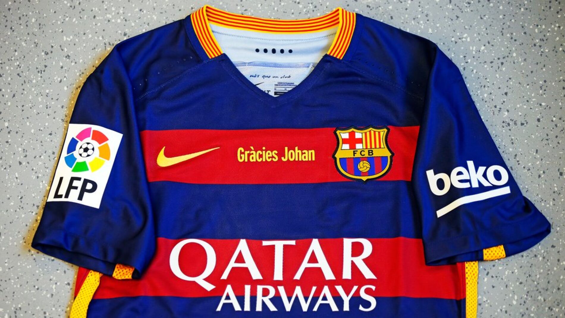 'Gr&agrave;cies Johan' en la camiseta del Barcelona