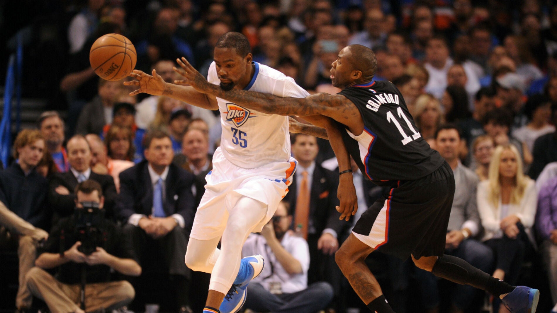 Jamal Crawford intenta robar el bal&oacute;n a Kevin Durant