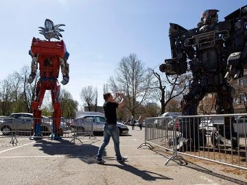 Enormes Transformers de coches-basura reciclados impresionan en Zagreb