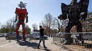 Transformers gigantes hechos con chatarra de coches invaden Zagreb