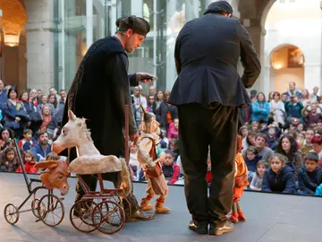 Un espectáculo de títeres representa El Quijote durante la presentación de la Noche de los Teatros Un espectáculo de títeres representa El Quijote durante la presentación de la Noche de los Teatros