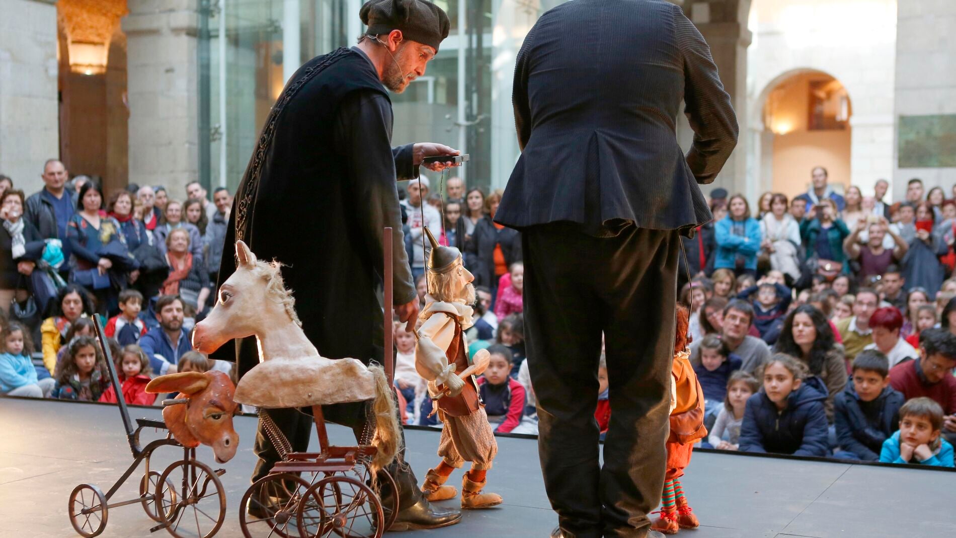 Un espect&aacute;culo de t&iacute;teres representa El Quijote durante la presentaci&oacute;n de la Noche de los Teatros