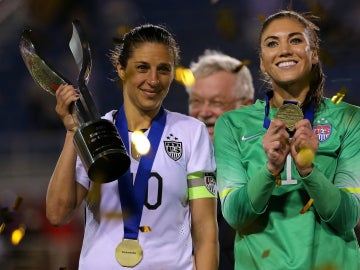 Carli Lloyd y Hope Solo celebran la victoria de EEUU en la copa 'SheBelieves'