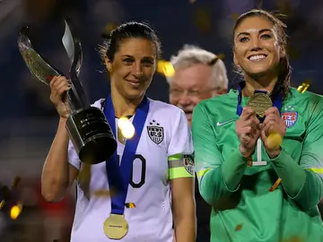 Carli Lloyd y Hope Solo celebran la victoria de EEUU en la copa 'SheBelieves' Carli Lloyd y Hope Solo celebran la victoria de EEUU en la copa 'SheBelieves'