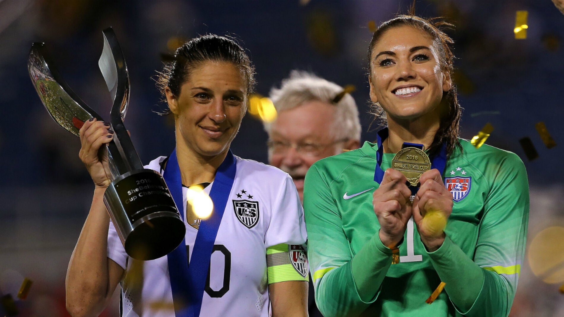 Carli Lloyd y Hope Solo celebran la victoria de EEUU en la copa 'SheBelieves'