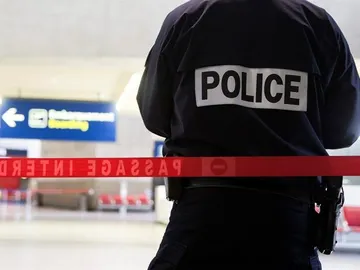 Un agente de policía vigila una zona acordonada en el interior del aeropuerto Charles de Gaulle de París, Francia Un agente de policía vigila una zona acordonada en el interior del aeropuerto Charles de Gaulle de París, Francia
