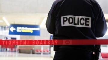 Un agente de policía vigila una zona acordonada en el interior del aeropuerto Charles de Gaulle de París, Francia