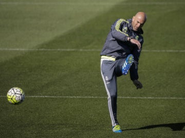 Zinedine Zidane, durante el entrenamiento del Real Madrid