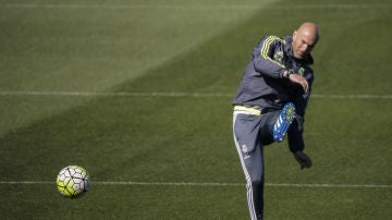 Zinedine Zidane, durante el entrenamiento del Real Madrid