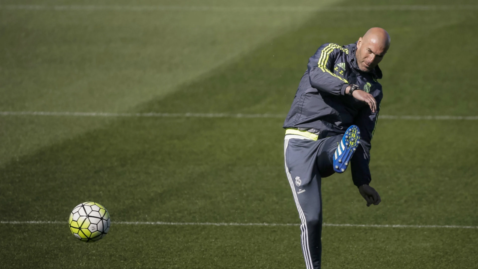Zinedine Zidane, durante el entrenamiento del Real Madrid Zinedine Zidane, durante el entrenamiento del Real Madrid