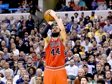 Nikola Mirotic lanza un triple durante el partido Nikola Mirotic lanza un triple durante el partido
