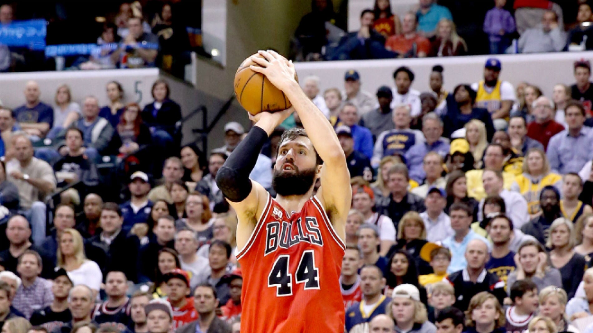Nikola Mirotic lanza un triple durante el partido