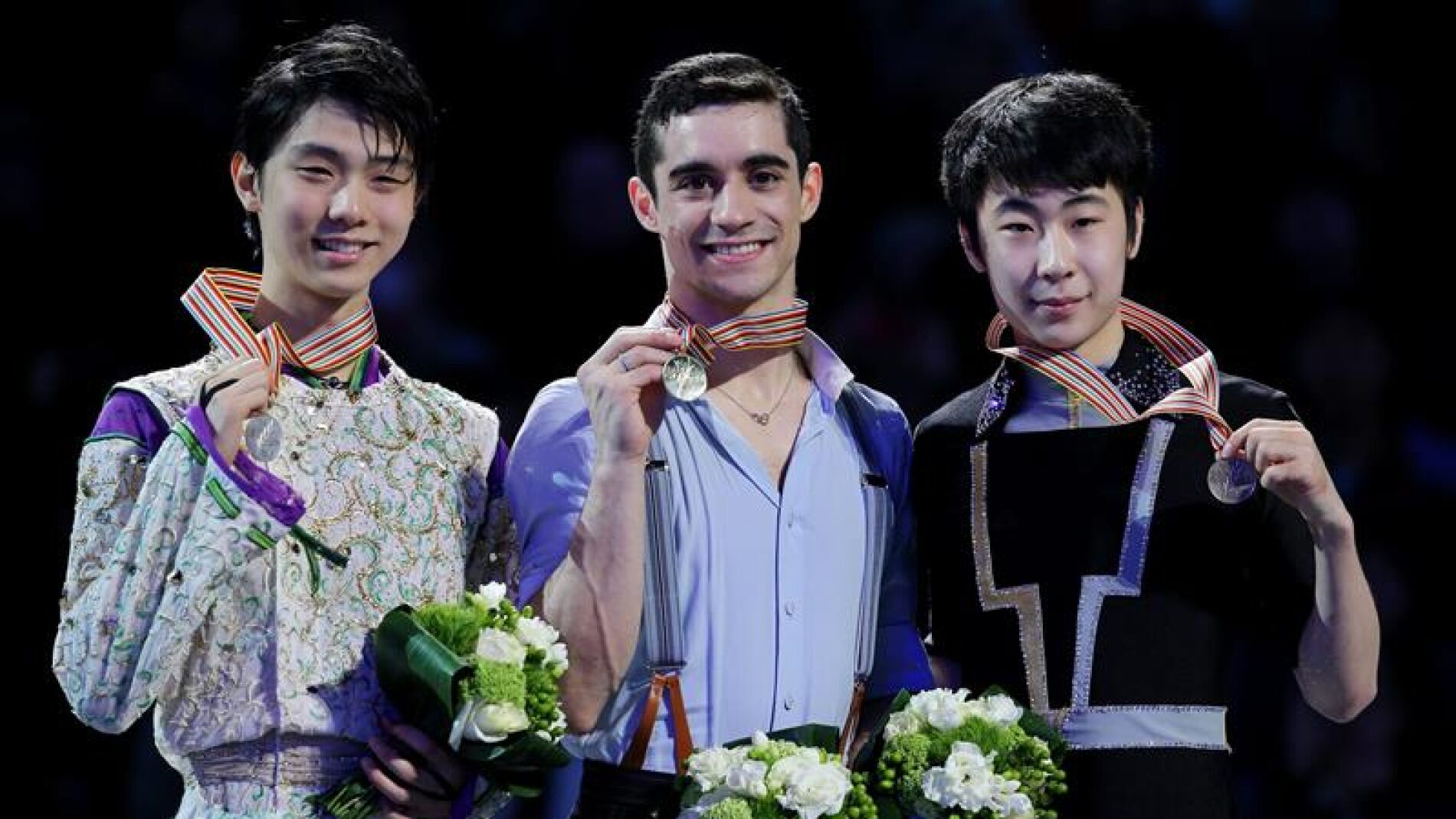 Javier Fern&aacute;ndez posa con el oro del Mundial de patinaje art&iacute;stico