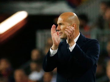 Zidane aplaude a sus jugadores durante el partido del Camp Nou