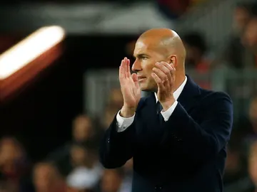 Zidane aplaude a sus jugadores durante el partido del Camp Nou Zidane aplaude a sus jugadores durante el partido del Camp Nou