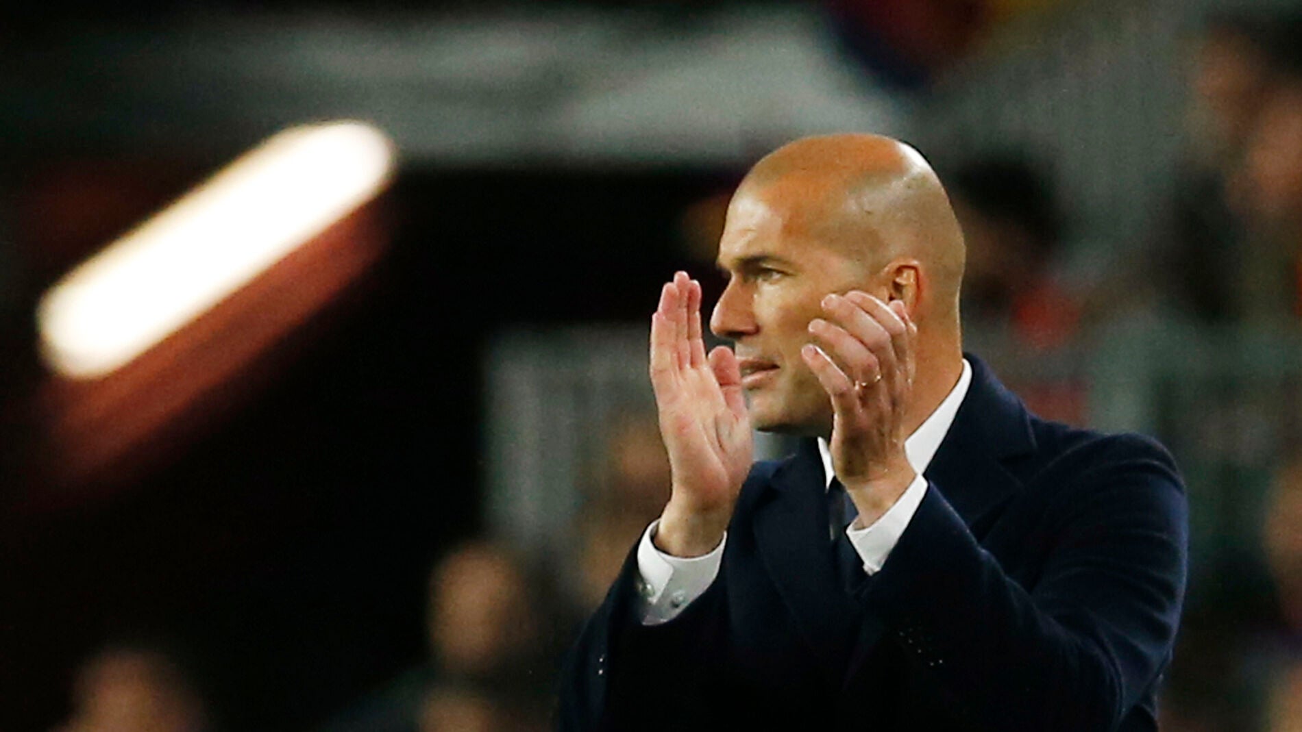 Zidane aplaude a sus jugadores durante el partido del Camp Nou