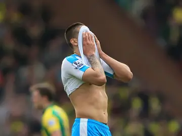 Aleksandar Mitrovic lamentándose por la derrota de su equipo. Aleksandar Mitrovic lamentándose por la derrota de su equipo.