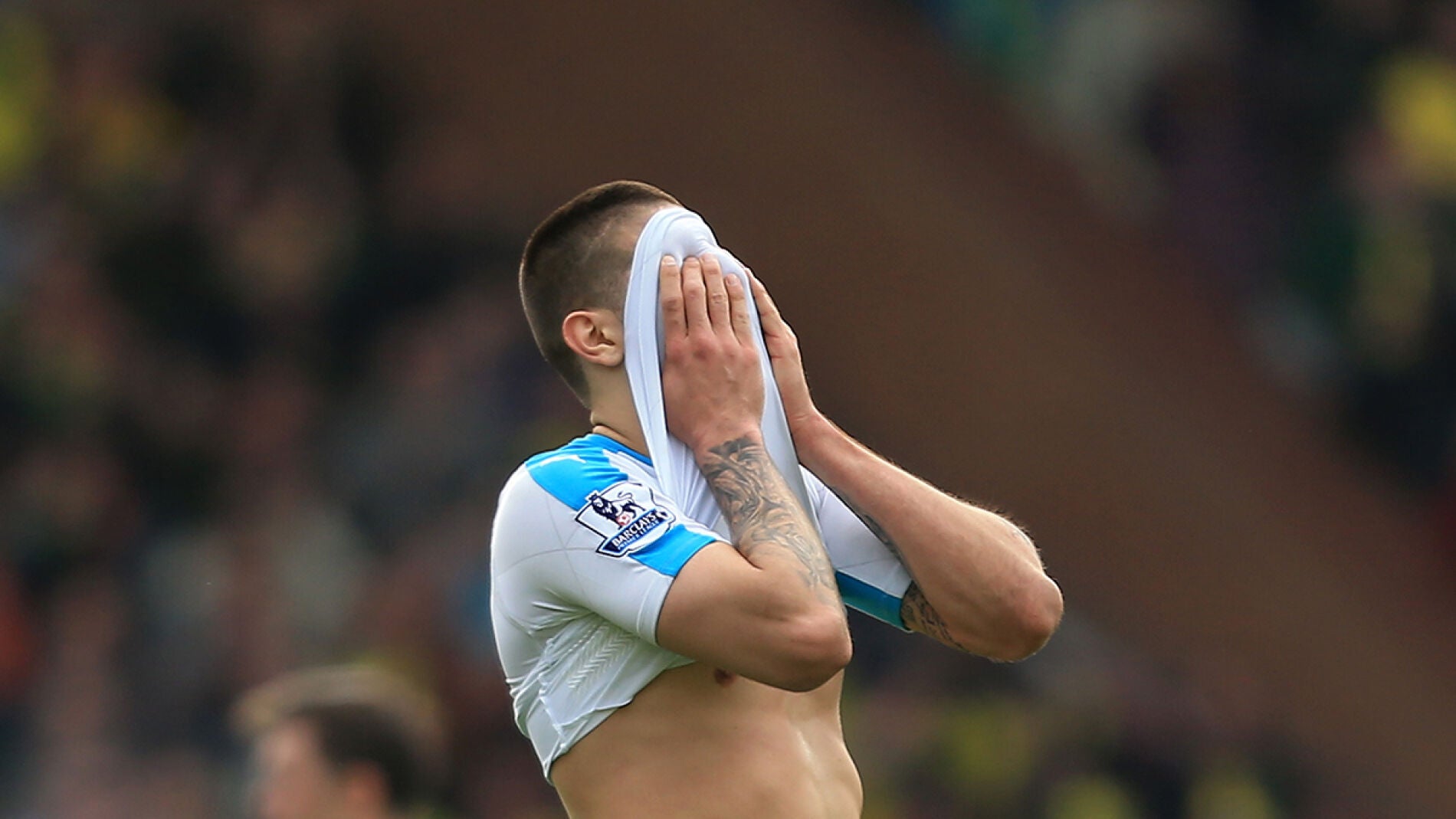 Aleksandar Mitrovic lament&aacute;ndose por la derrota de su equipo.