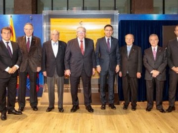 Los ocho presidentes del Barcelona posan en el palco de honor del Camp Nou antes del Clásico
