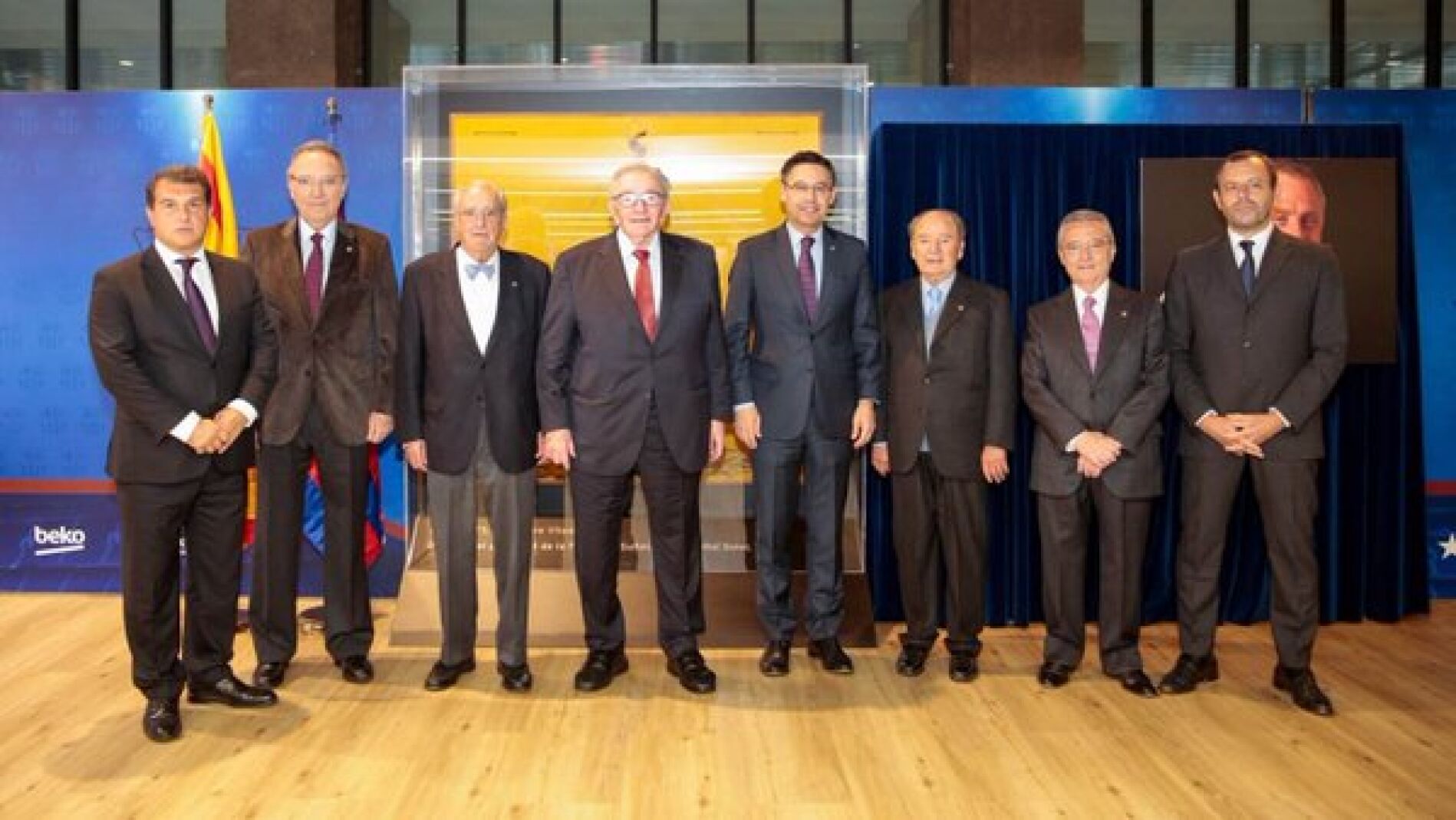 Los ocho presidentes del Barcelona posan en el palco de honor del Camp Nou antes del Cl&aacute;sico