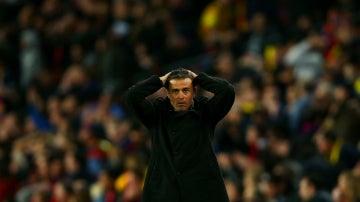 Luis Enrique, con las manos en la cabeza
