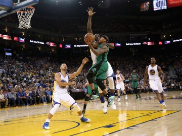 Isaiah Thomas intenta anotar ante la defensa de Green y Curry