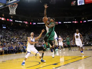 Isaiah Thomas intenta anotar ante la defensa de Green y Curry Isaiah Thomas intenta anotar ante la defensa de Green y Curry